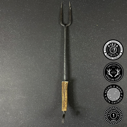 Pincho artesanal modelo Pehuenche con empuñadura de asta de ciervo rojo