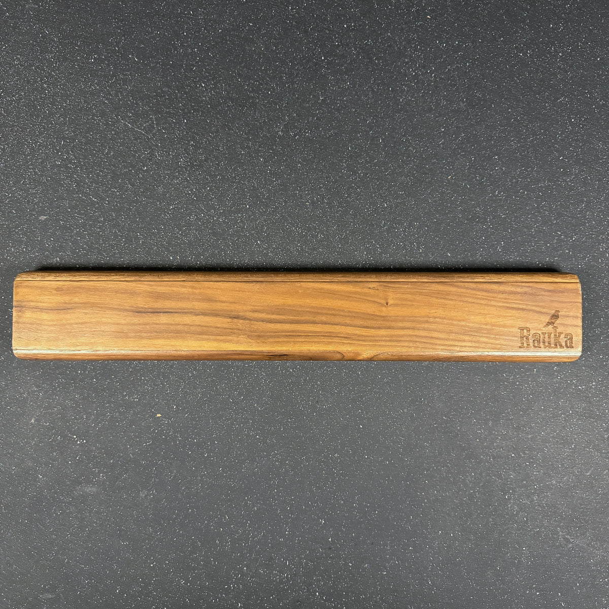 Vista lateral de barra magnética madera de avellana 40 cm para pared Rauka