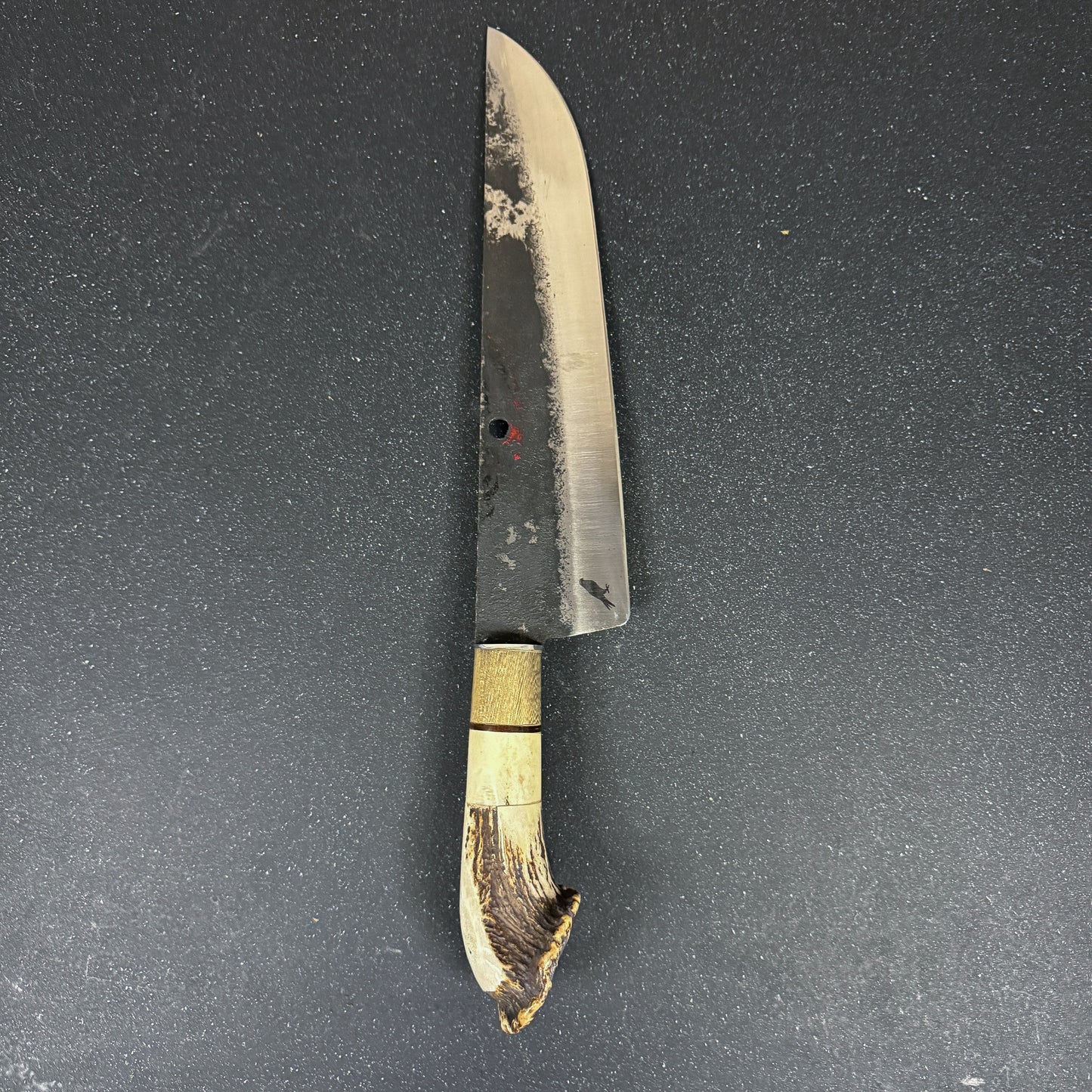 Cuchillo parrillero artesanal Ciprés Rauka sobre fondo oscuro elegante.