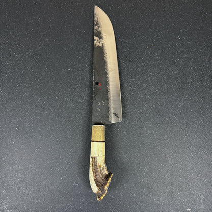 Cuchillo parrillero artesanal Ciprés Rauka sobre fondo oscuro elegante.