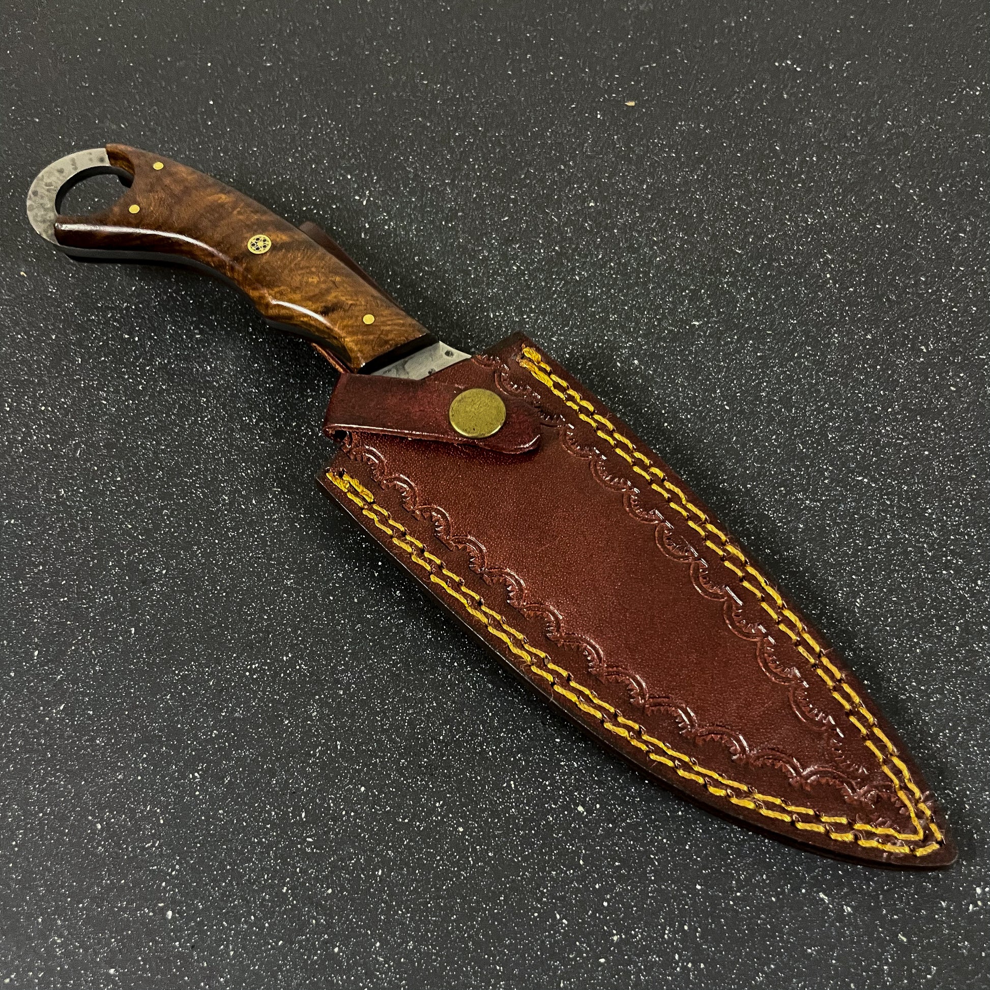 Cuchillo artesanal Rauka Cochrane con hoja full tang y mango de alta resistencia y su funda de cuero
