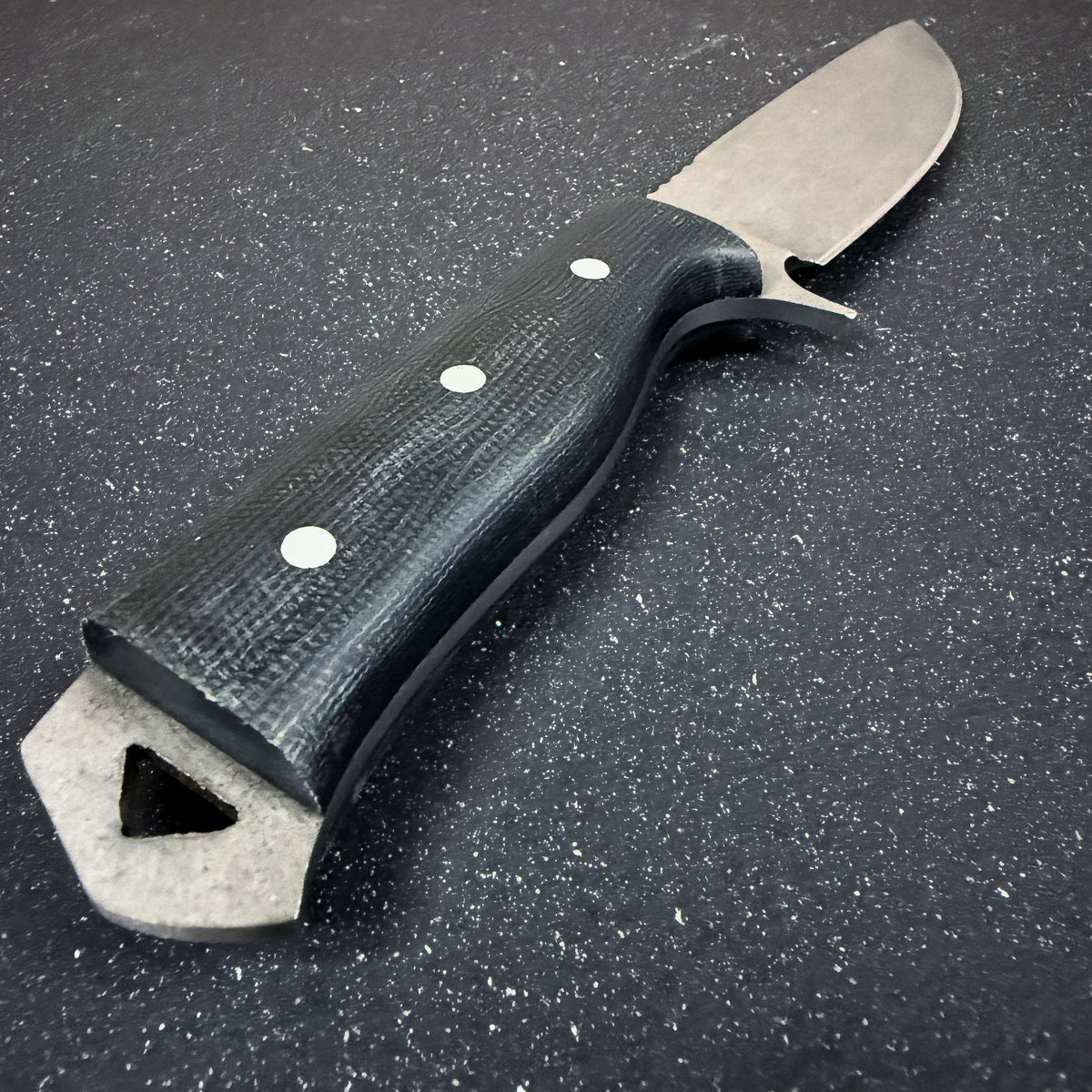 Cuchillo Bushcraft Baker Rauka, acero D2 - vista de detalle 3