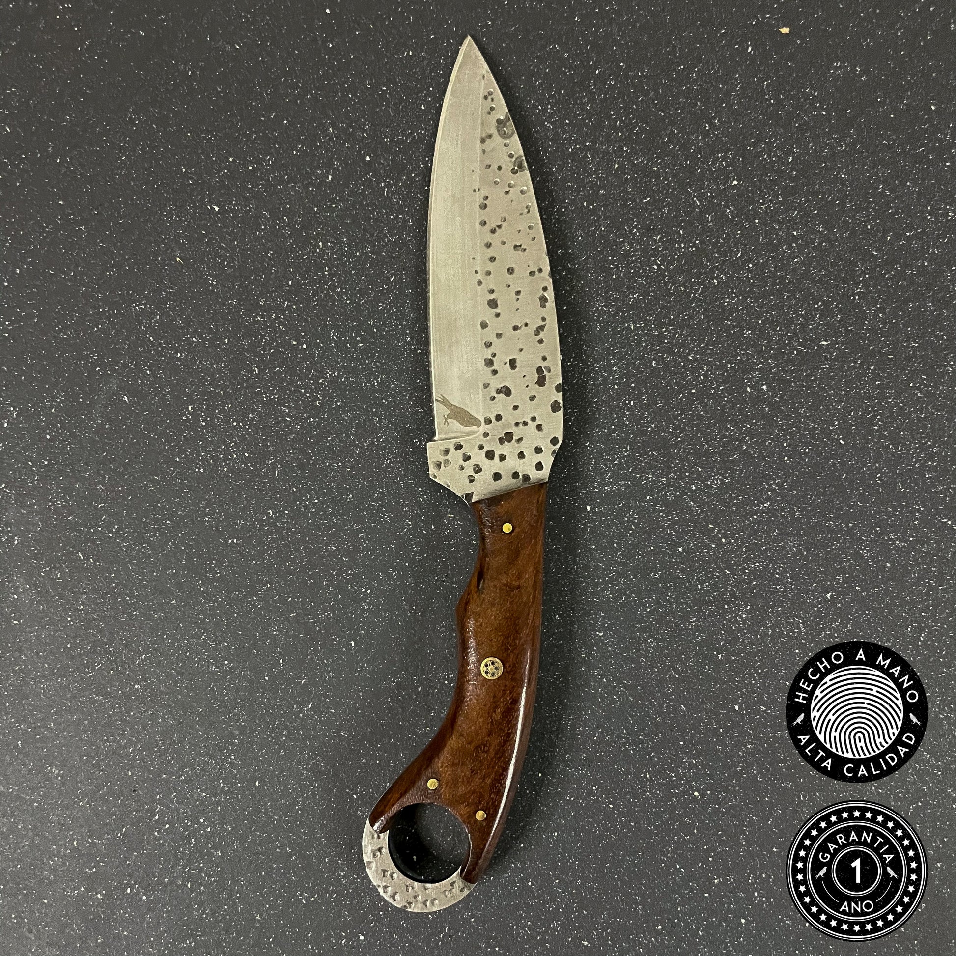 Cuchillo bushcraft Rauka modelo Cochrane hecho a mano en acero al carbono 1095.