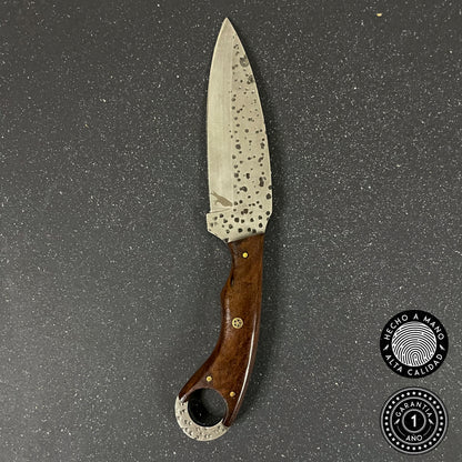 Cuchillo bushcraft Rauka modelo Cochrane hecho a mano en acero al carbono 1095.