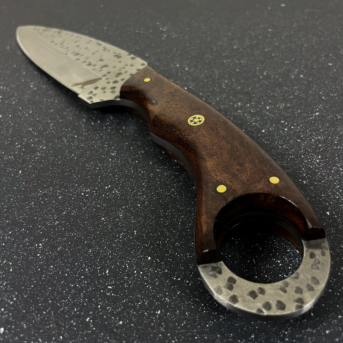 Detalle de cuchillo bushcraft de supervivencia 28 cm Cochrane Rauka