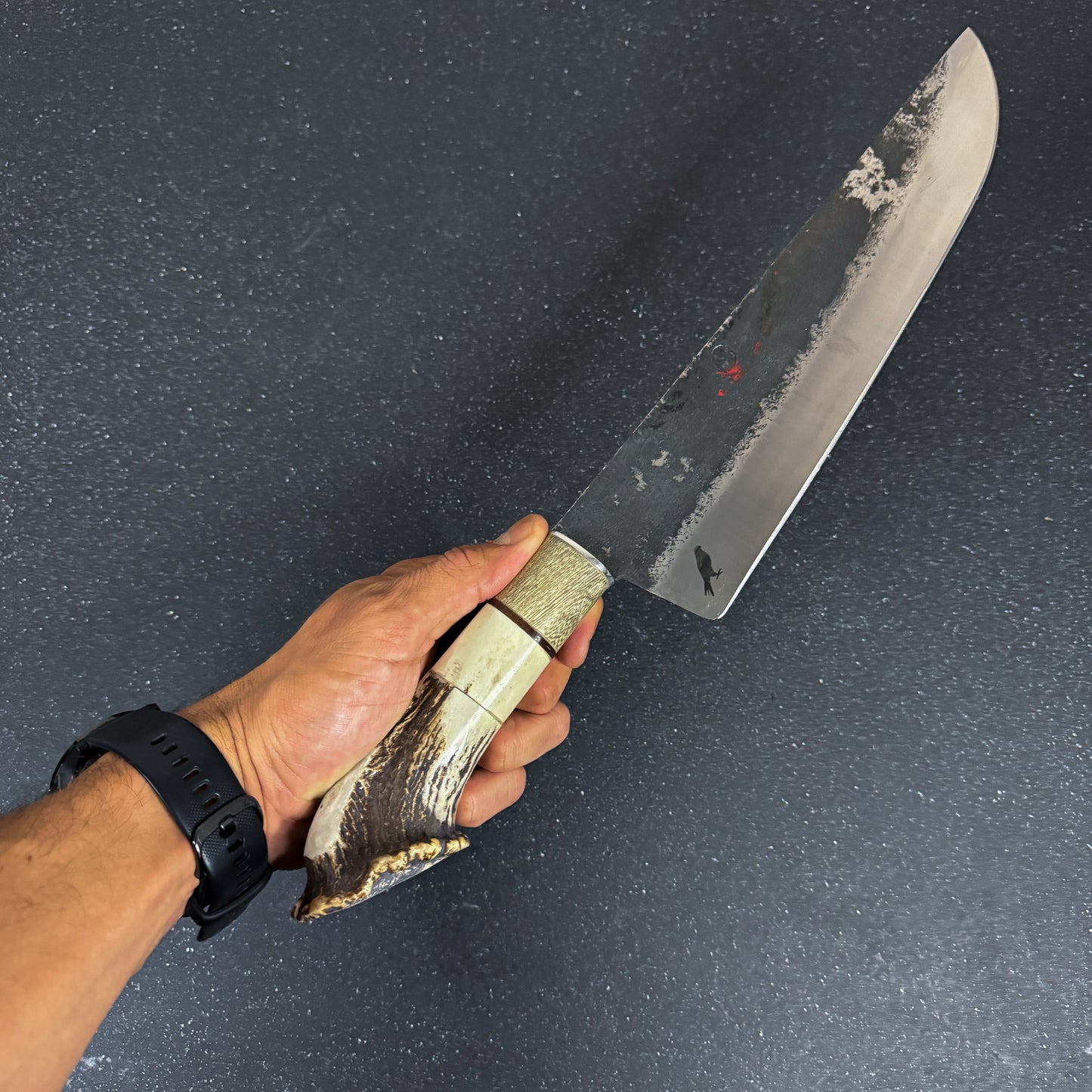 Cuchillo parrillero Ciprés Rauka con hoja de 26 cm en acero al carbono 1070.