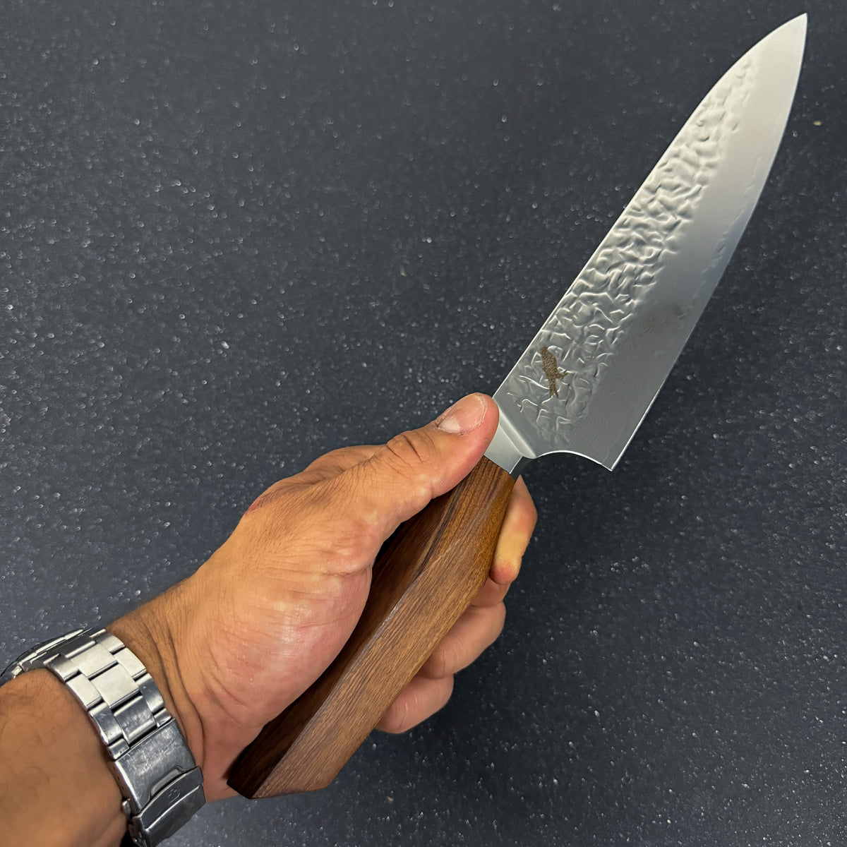Detalle de cuchillo de cocina chef de acero damasco 34,5 cm Caleuche Rauka