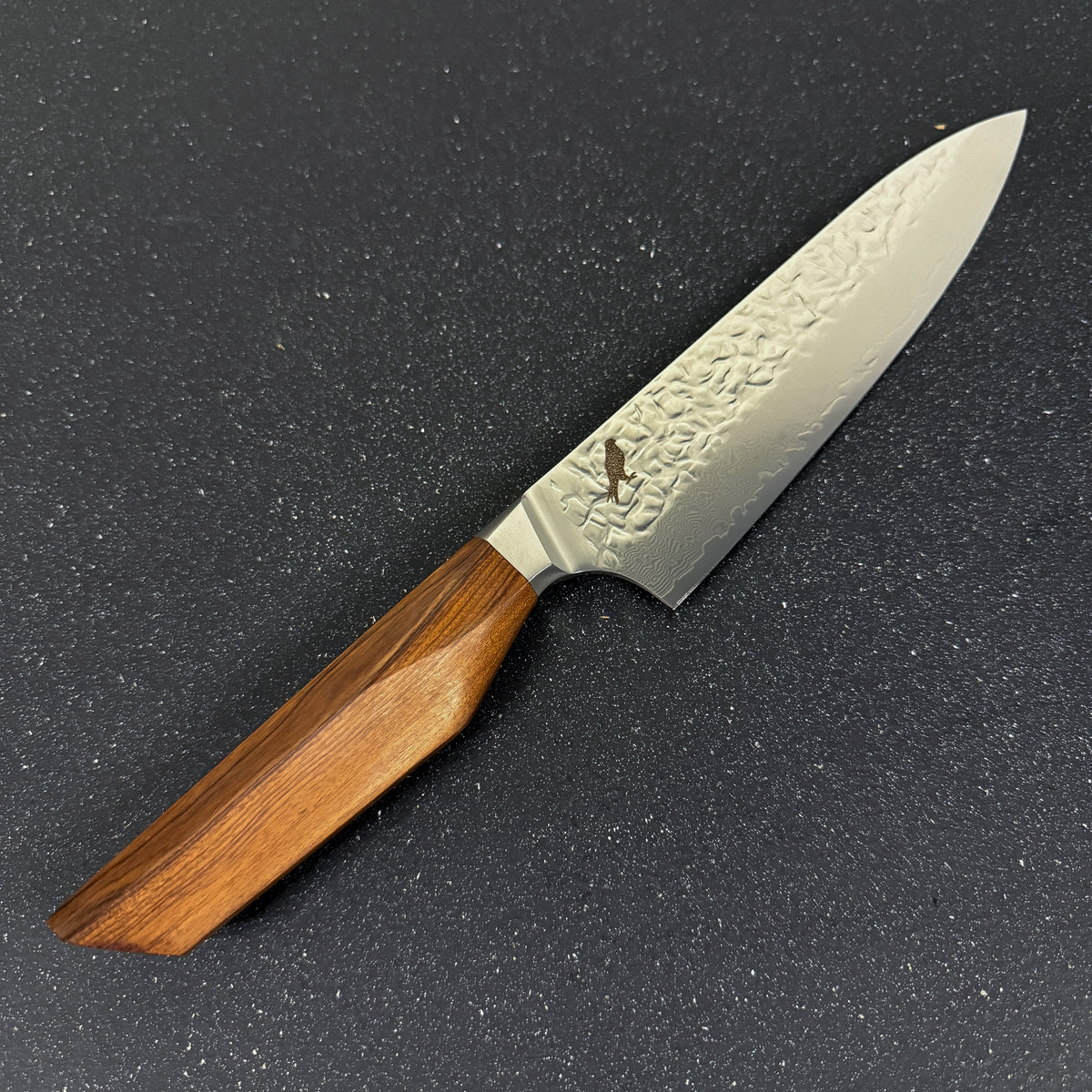 Detalle del filo de cuchillo de cocina chef de acero damasco 34,5 cm Caleuche Rauka