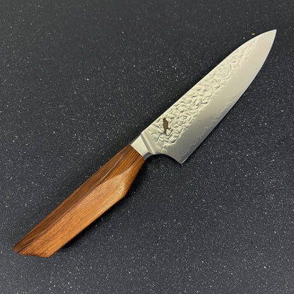 Detalle del filo de cuchillo de cocina chef de acero damasco 34,5 cm Caleuche Rauka