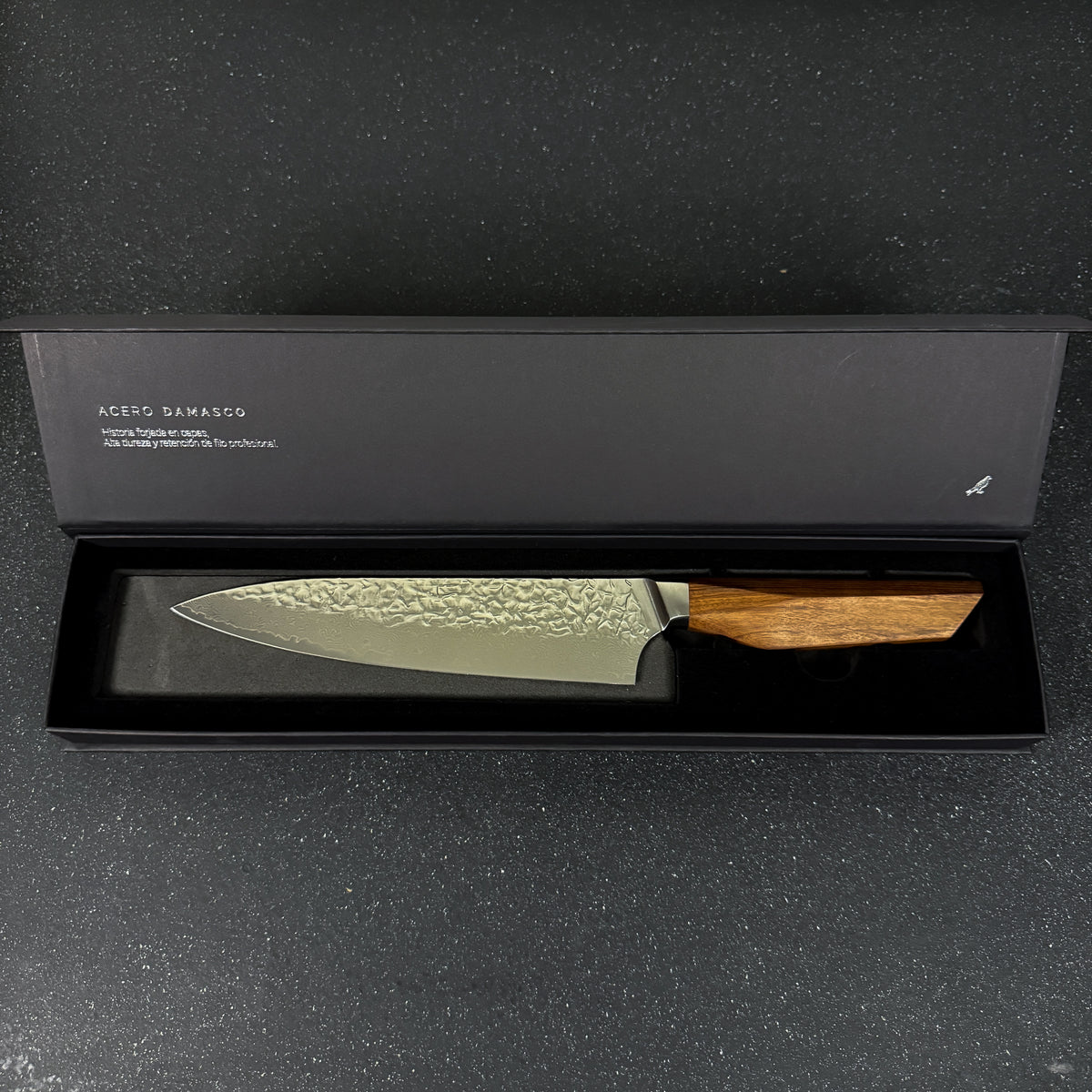 Vista lateral de cuchillo de cocina chef de acero damasco 34,5 cm Caleuche Rauka