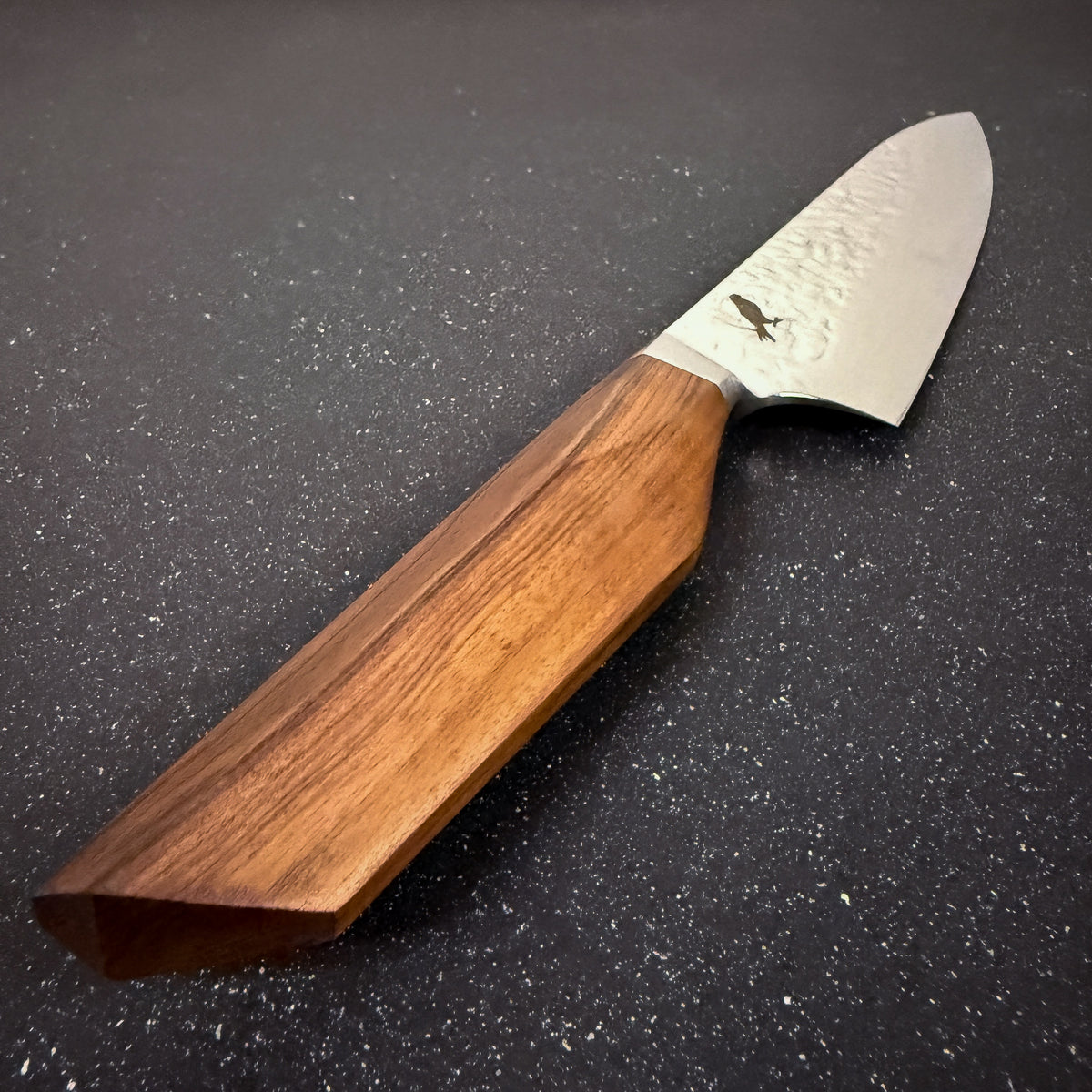 Detalle del mango de cuchillo de cocina chef de acero damasco 34,5 cm Caleuche Rauka