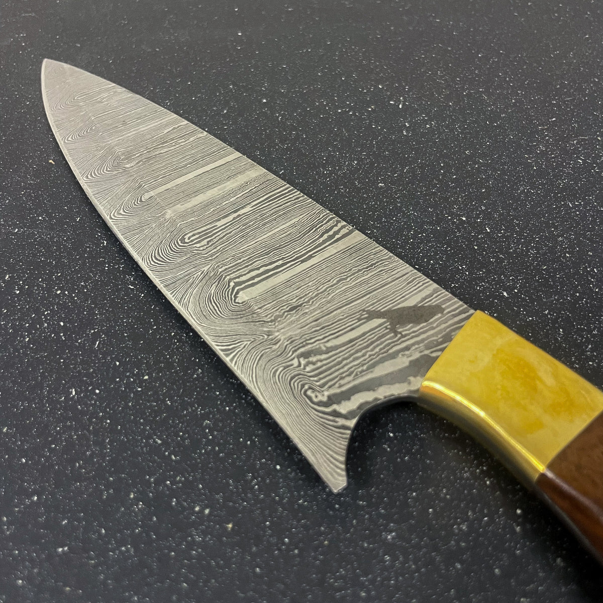 Detalle de cuchillo de cocina de acero damasco 32 cm Colico Rauka