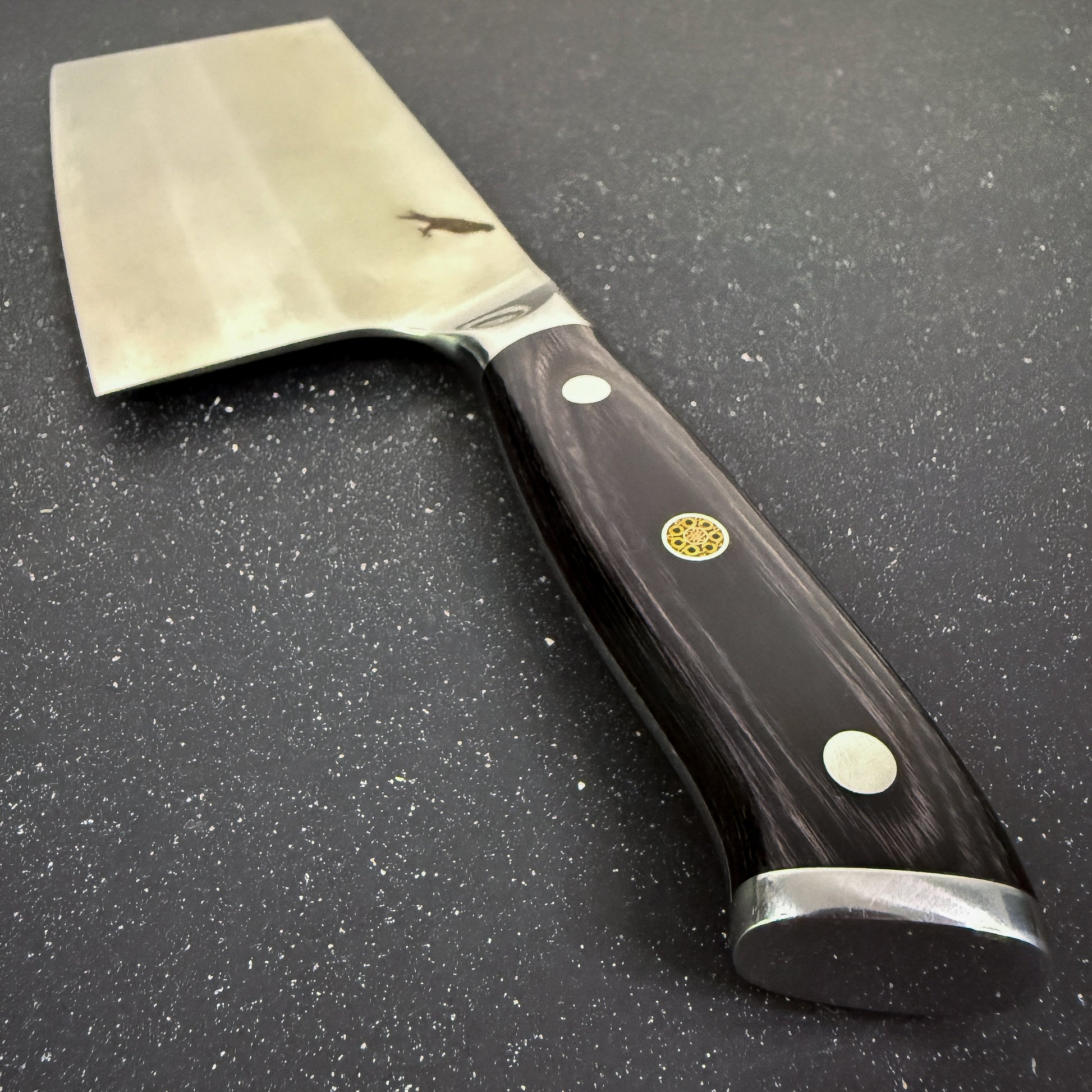 Cuchillo Cleaver Rauka Mocho con hoja ancha de acero alemán y mango de madera Pakka, ideal para cortes intensos en cocina