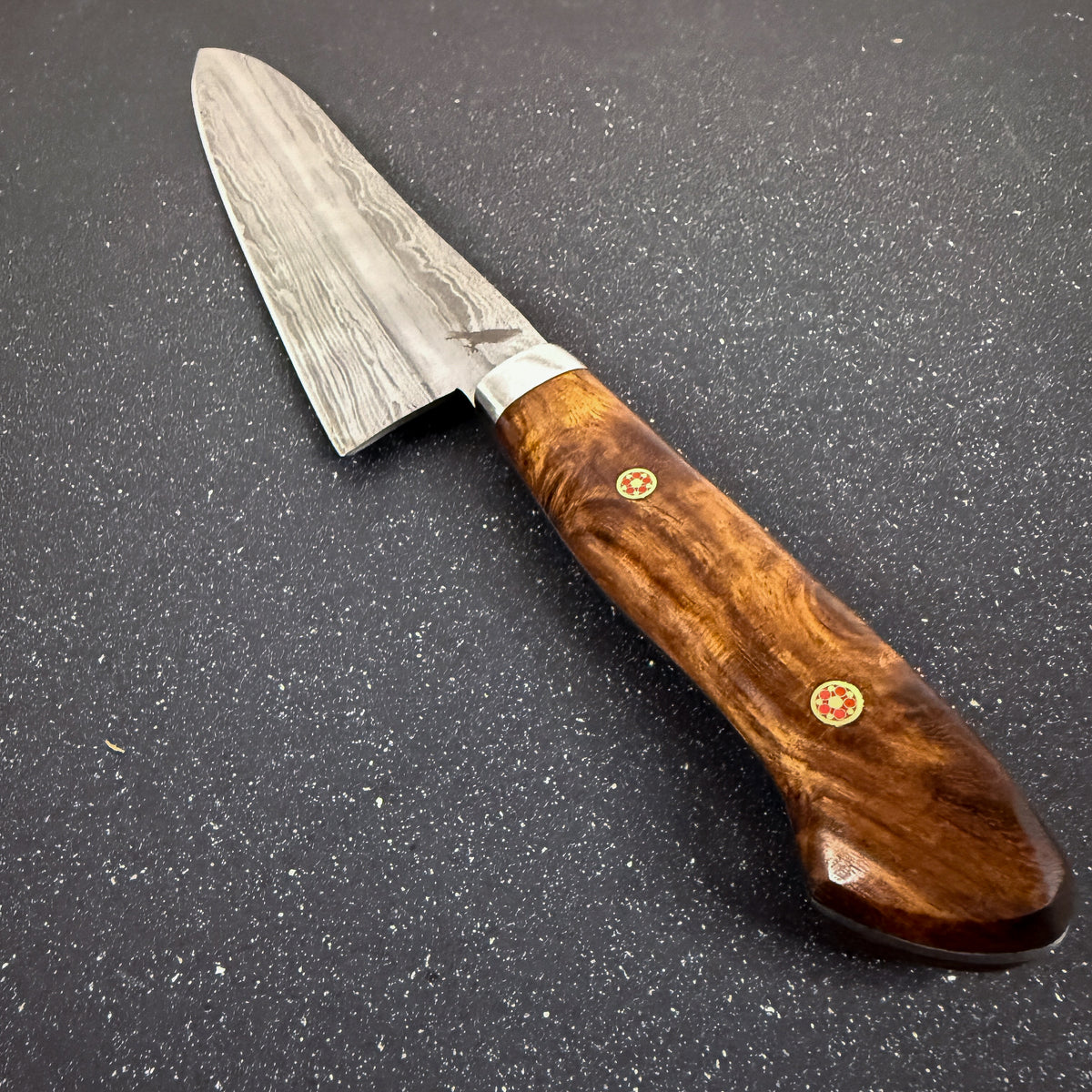 Detalle del mango de cuchillo de cocina damasco 32 cm Tantauco Rauka