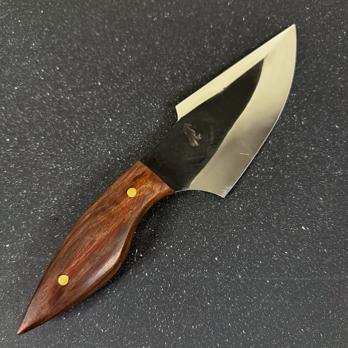 Cuchillo deportivo 25 cm Chercán versión 2 Rauka en uso