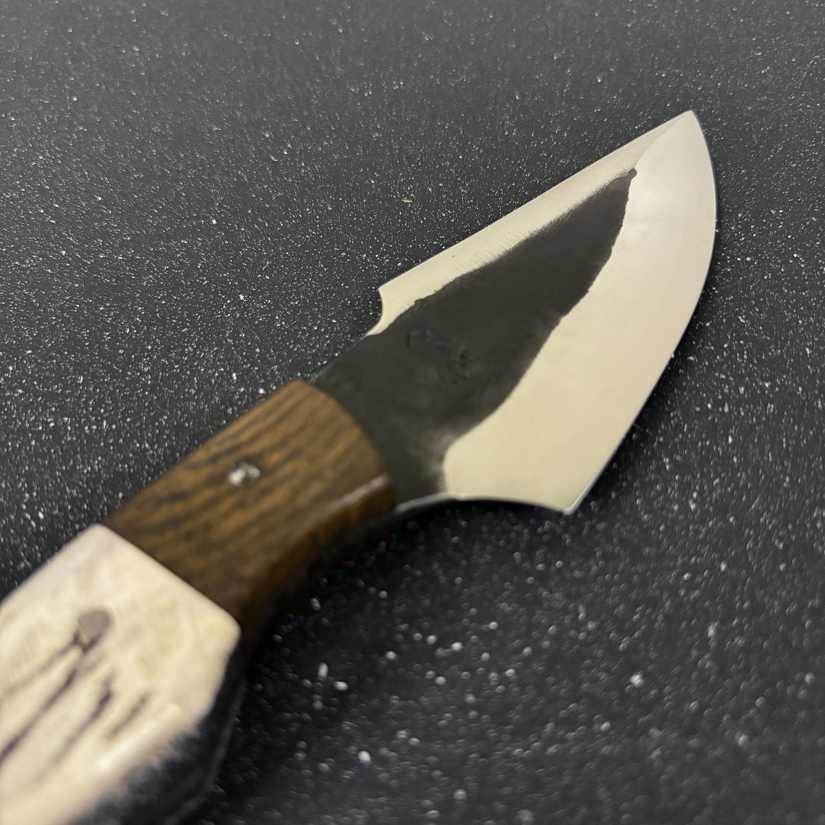 Detalle del filo de cuchillo deportivo 25 cm Chercán Rauka