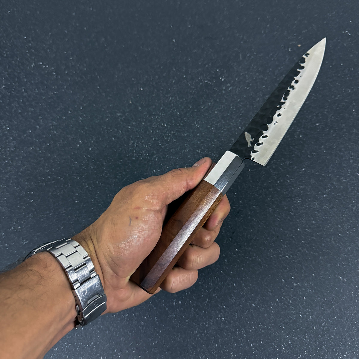 Detalle de cuchillo japonés de cocina de acero inoxidable 28 cm Kawa Rauka