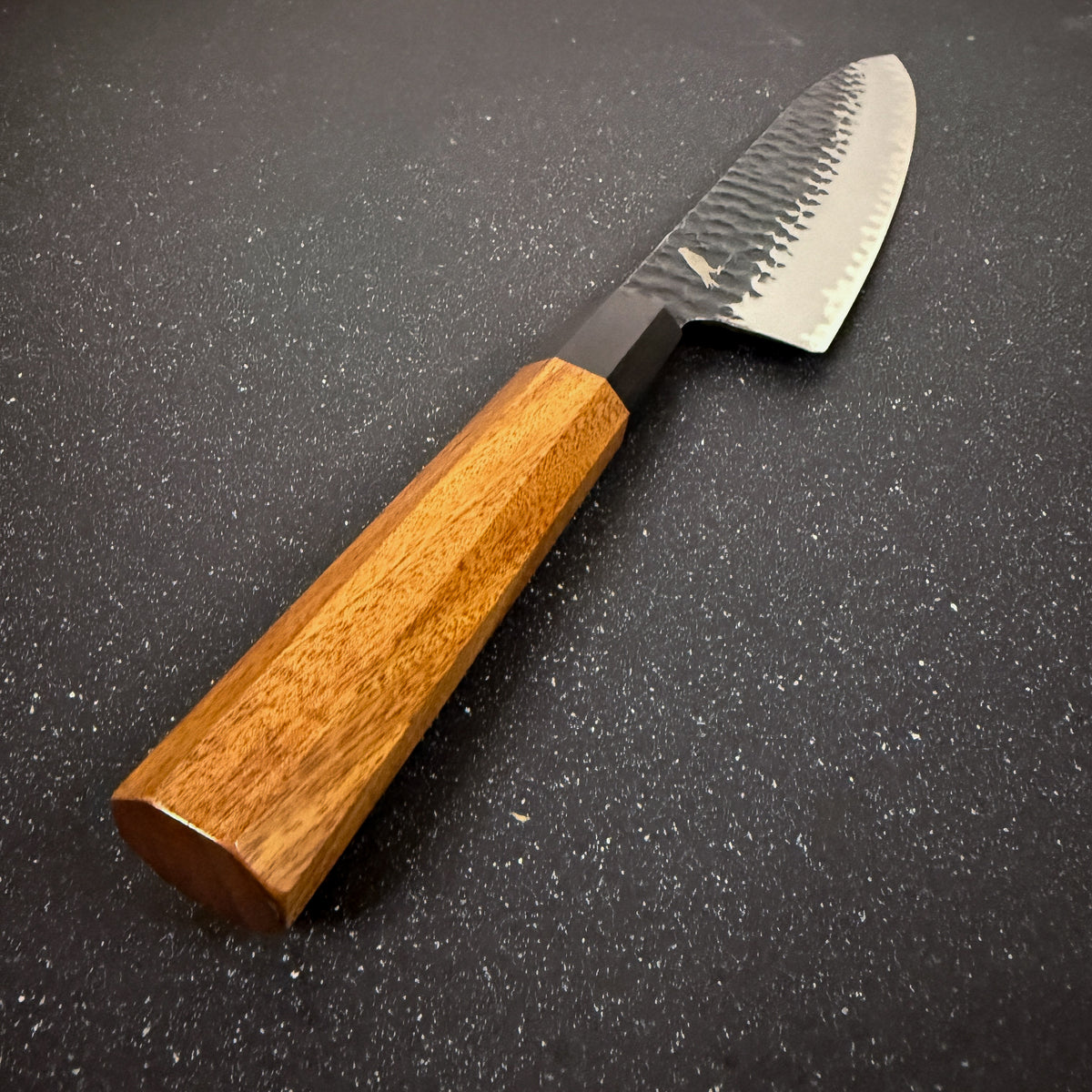 Detalle del filo de cuchillo japonés de cocina chef de acero damasco 3 capas 35,5 cm Toshiro Rauka