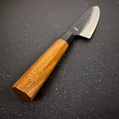 Detalle del filo de cuchillo japonés de cocina chef de acero damasco 3 capas 35,5 cm Toshiro Rauka