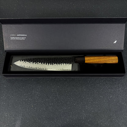 Vista lateral de cuchillo japonés de cocina chef de acero damasco 3 capas 35,5 cm Toshiro Rauka