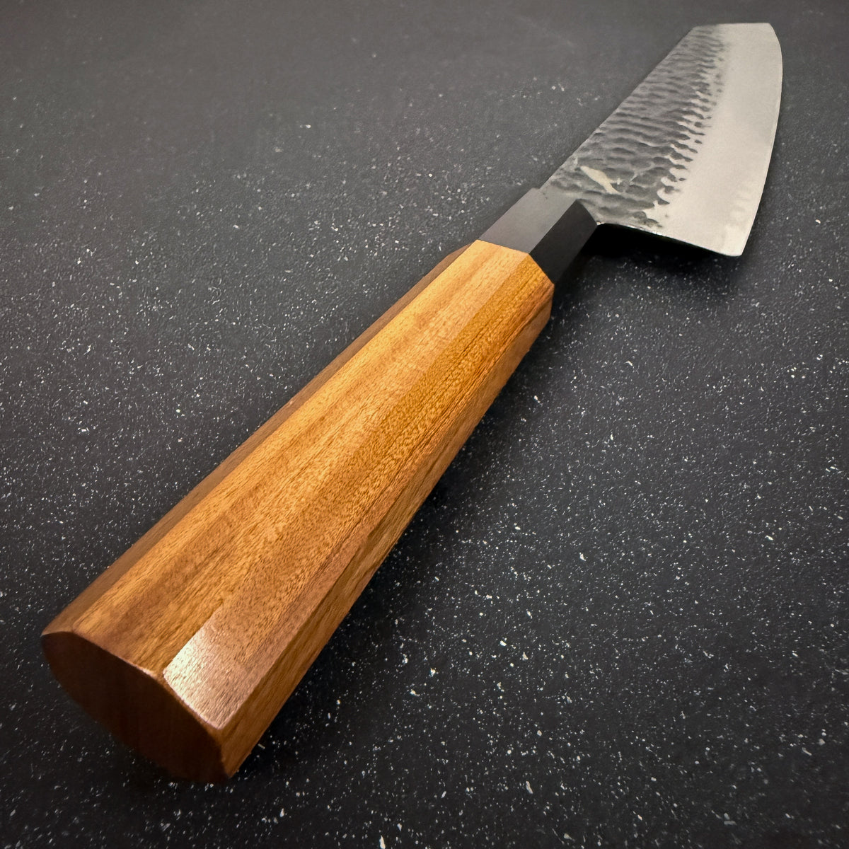 Detalle de cuchillo japonés de cocina kiritsuke acero damasco 3 capas 38 cm Naoki Rauka