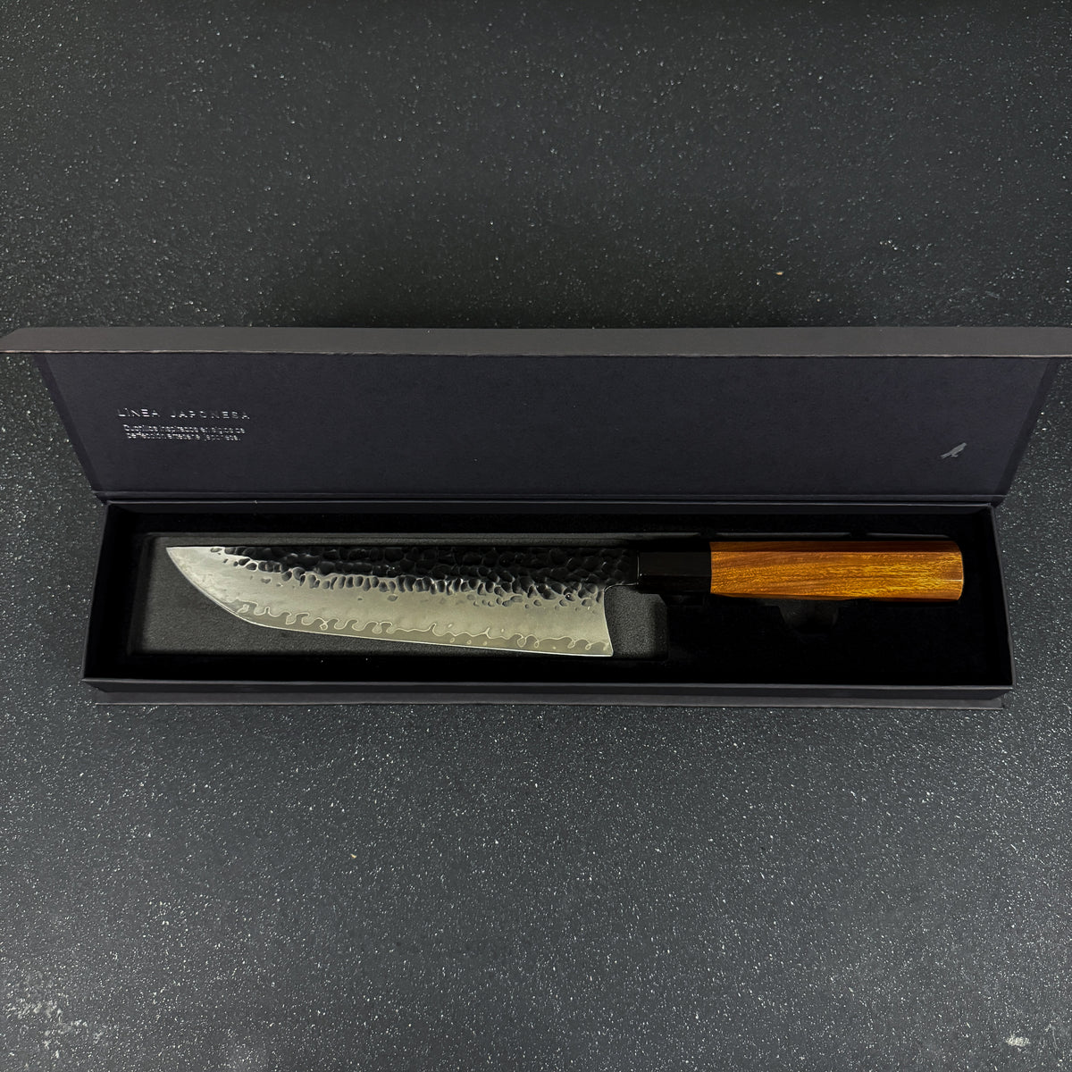 Vista lateral de cuchillo japonés de cocina sakimaru de acero damasco 3 capas 36 cm Mika Rauka