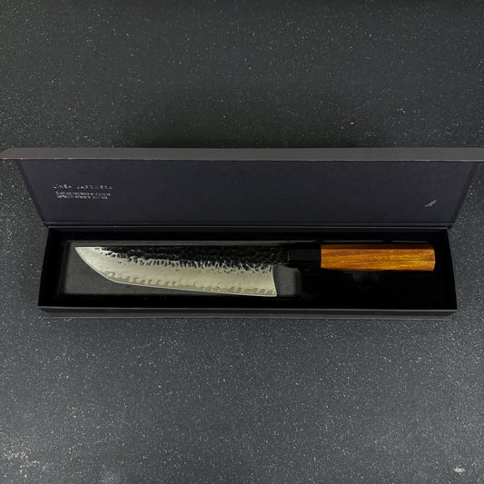 Vista lateral de cuchillo japonés de cocina sakimaru de acero damasco 3 capas 36 cm Mika Rauka