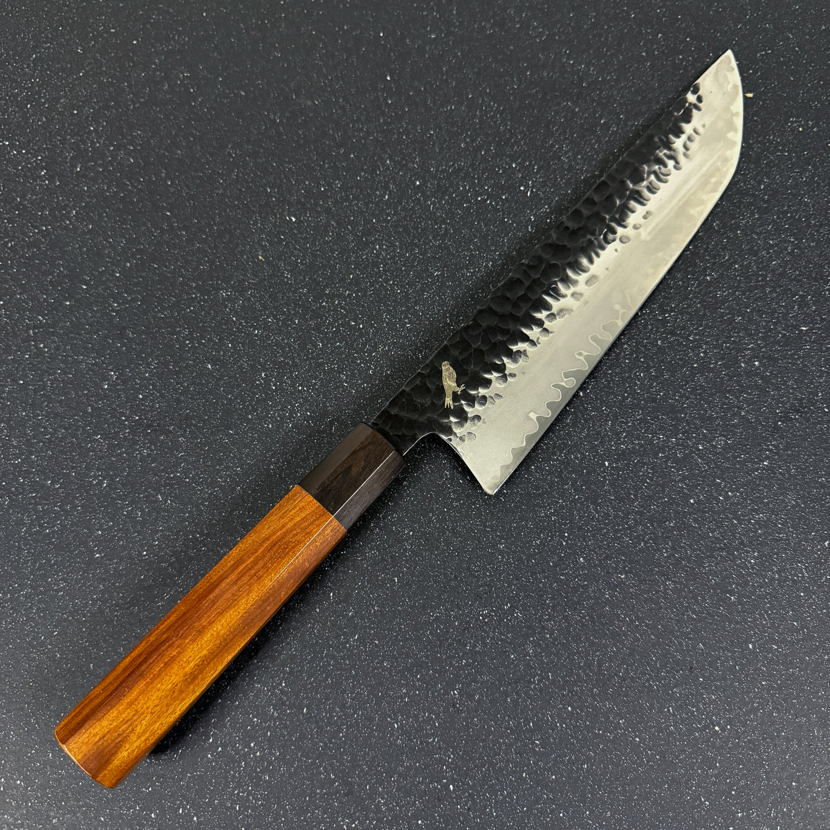 Detalle del mango de cuchillo japonés de cocina sakimaru de acero damasco 3 capas 36 cm Mika Rauka