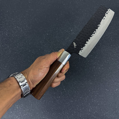 Detalle de cuchillo japonés nakiri de cocina de acero inoxidable 32 cm Ruki Rauka