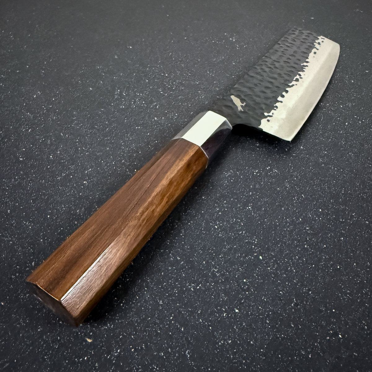 Detalle del mango de cuchillo japonés nakiri de cocina de acero inoxidable 32 cm Ruki Rauka