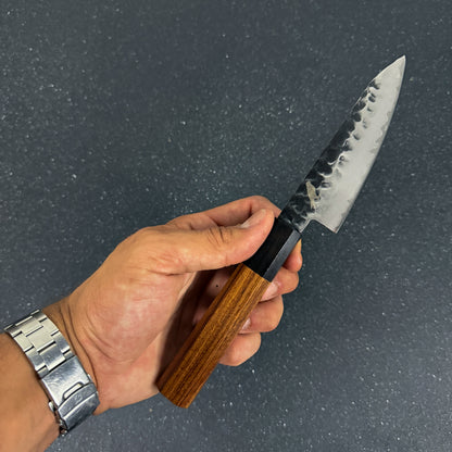 Detalle de cuchillo japonés puntilla damasco 3 capas 24,5 cm Akira Rauka