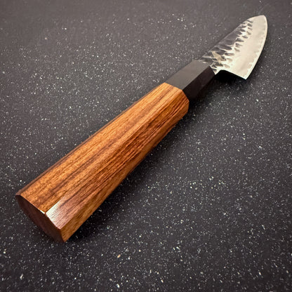 Cuchillo Japonés Puntilla Damasco 3 Capas 24,5 cm Akira Rauka en uso