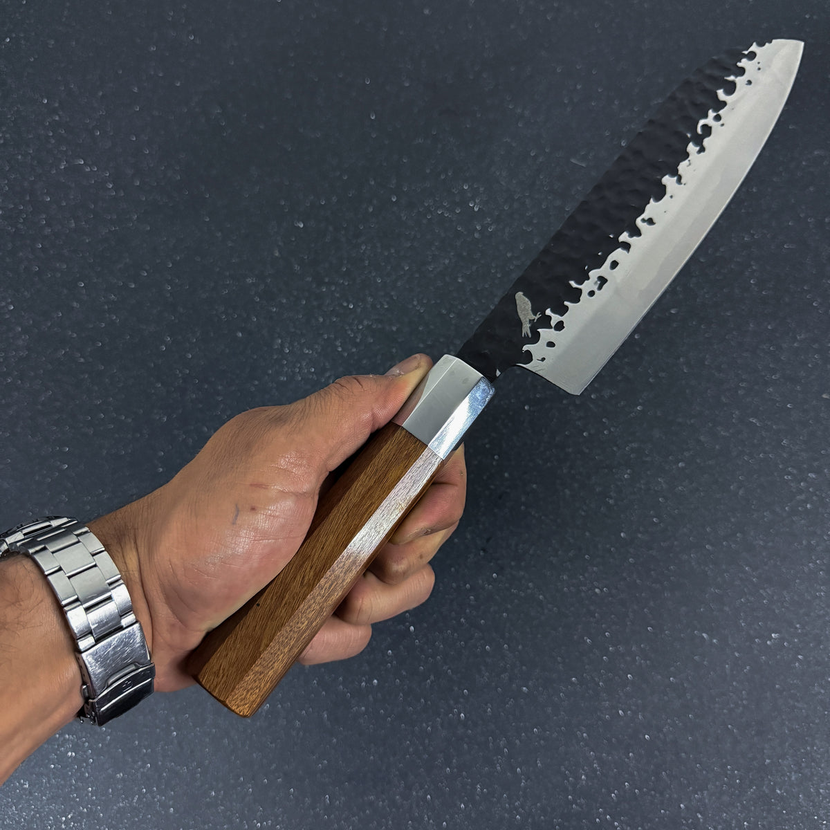 Detalle de cuchillo japonés santoku de cocina de acero inoxidable 32 cm Hika Rauka