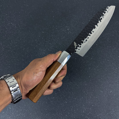 Detalle de cuchillo japonés santoku de cocina de acero inoxidable 32 cm Hika Rauka