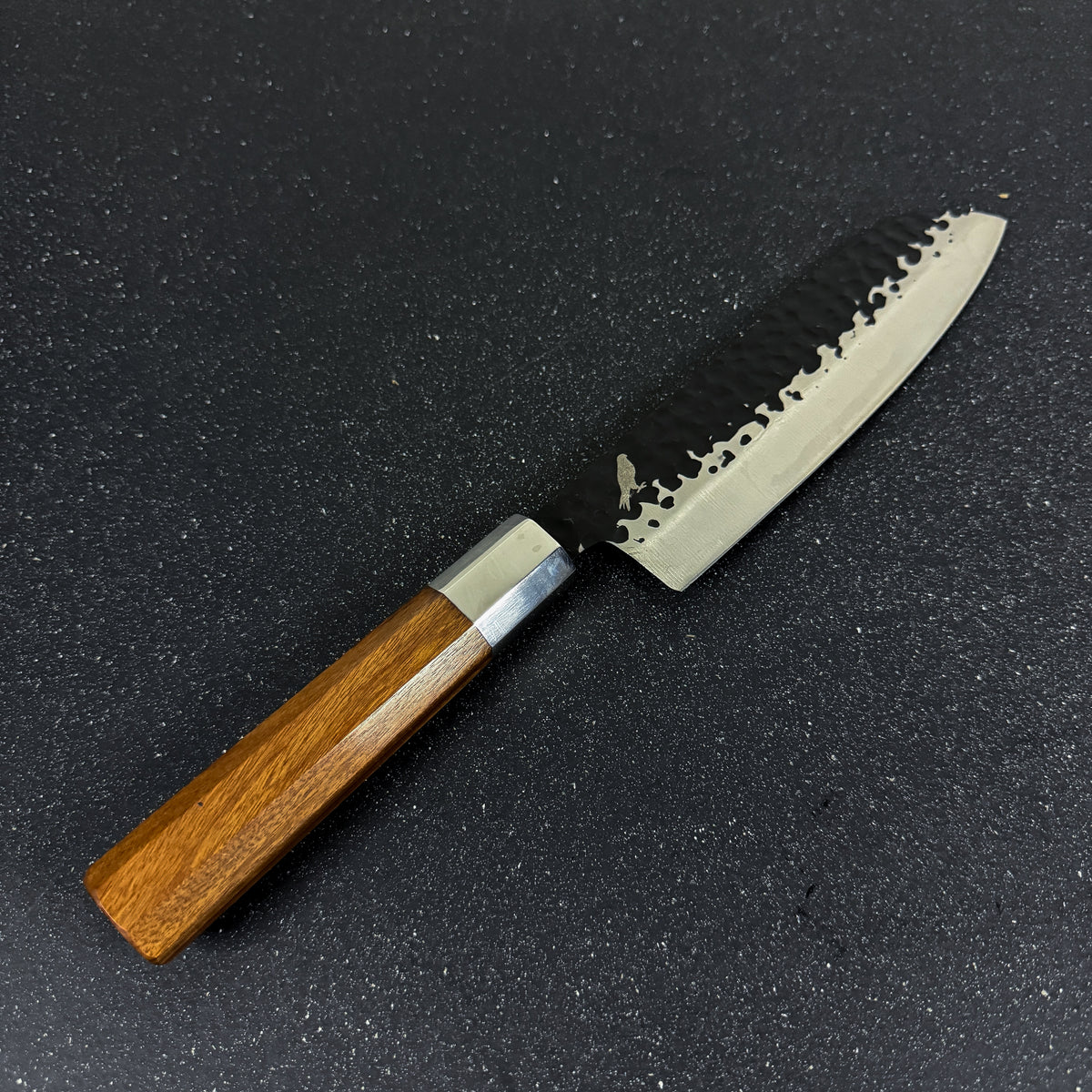 Cuchillo Japonés Santoku de Cocina de Acero Inoxidable 32 cm Hika Rauka en uso