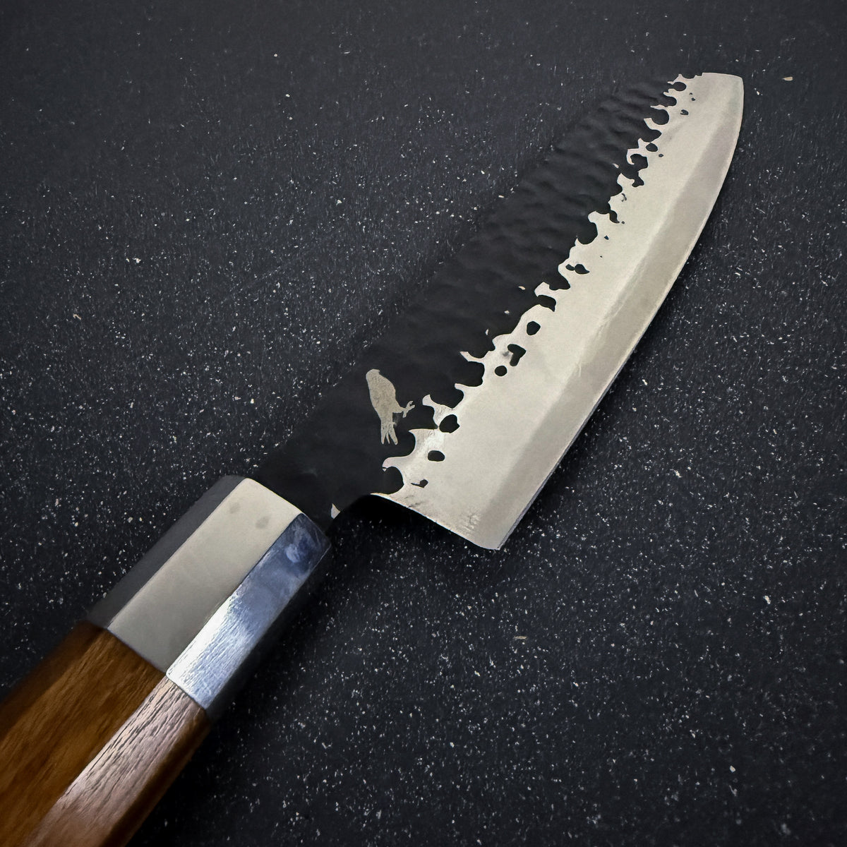 Detalle del filo de cuchillo japonés santoku de cocina de acero inoxidable 32 cm Hika Rauka