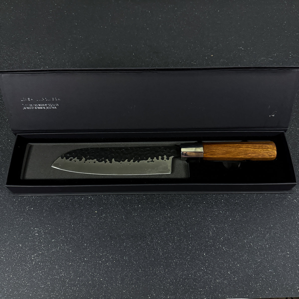 Vista lateral de cuchillo japonés santoku de cocina de acero inoxidable 32 cm Hika Rauka