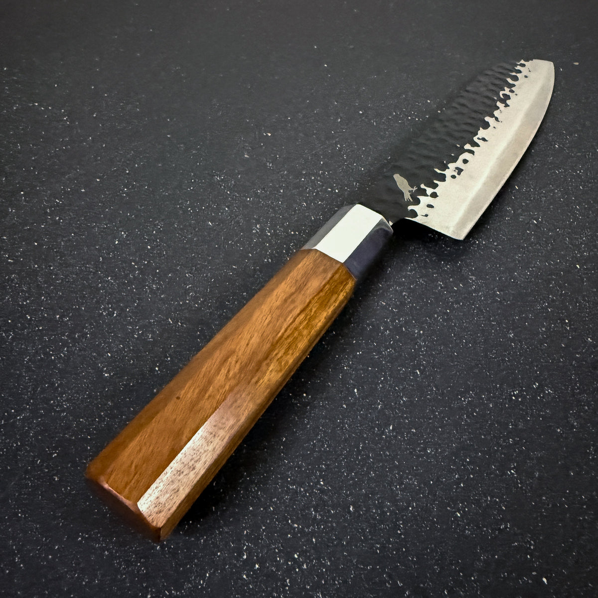 Detalle del mango de cuchillo japonés santoku de cocina de acero inoxidable 32 cm Hika Rauka
