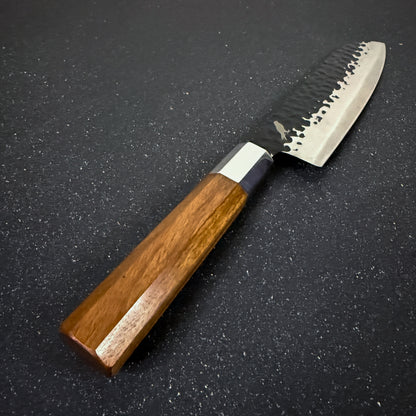 Detalle del mango de cuchillo japonés santoku de cocina de acero inoxidable 32 cm Hika Rauka