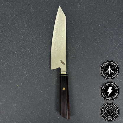 Cuchillo Kiritsuke de Cocina de Acero Damasco 34 cm Kiru Rauka en uso