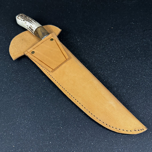 Detalle de la funda de cuchillo parrillero artesanal 40 cm Ciprés Rauka