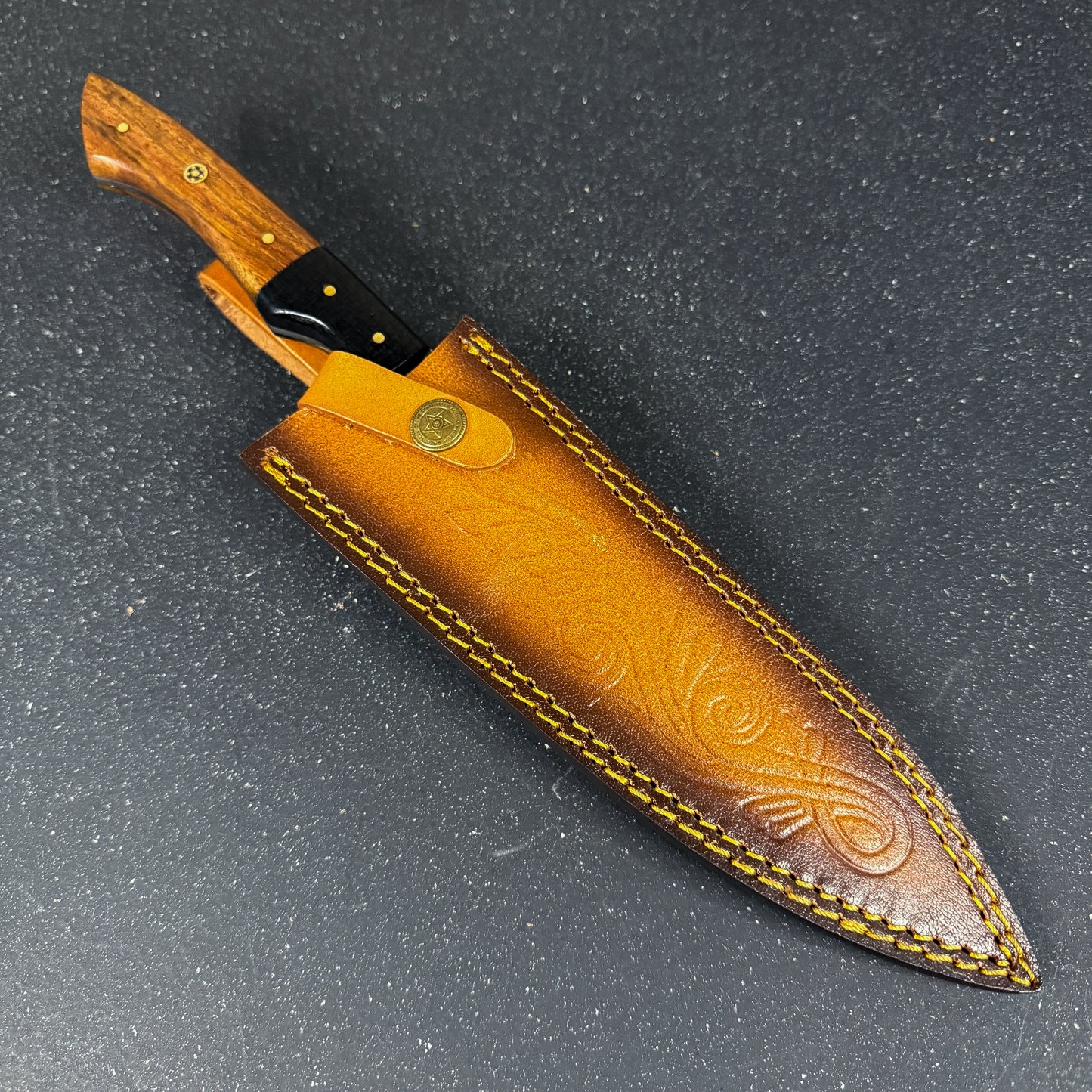 Cuchillo premium de acero damasco con empuñadura de Palo de Rosa y Micarta Negra.