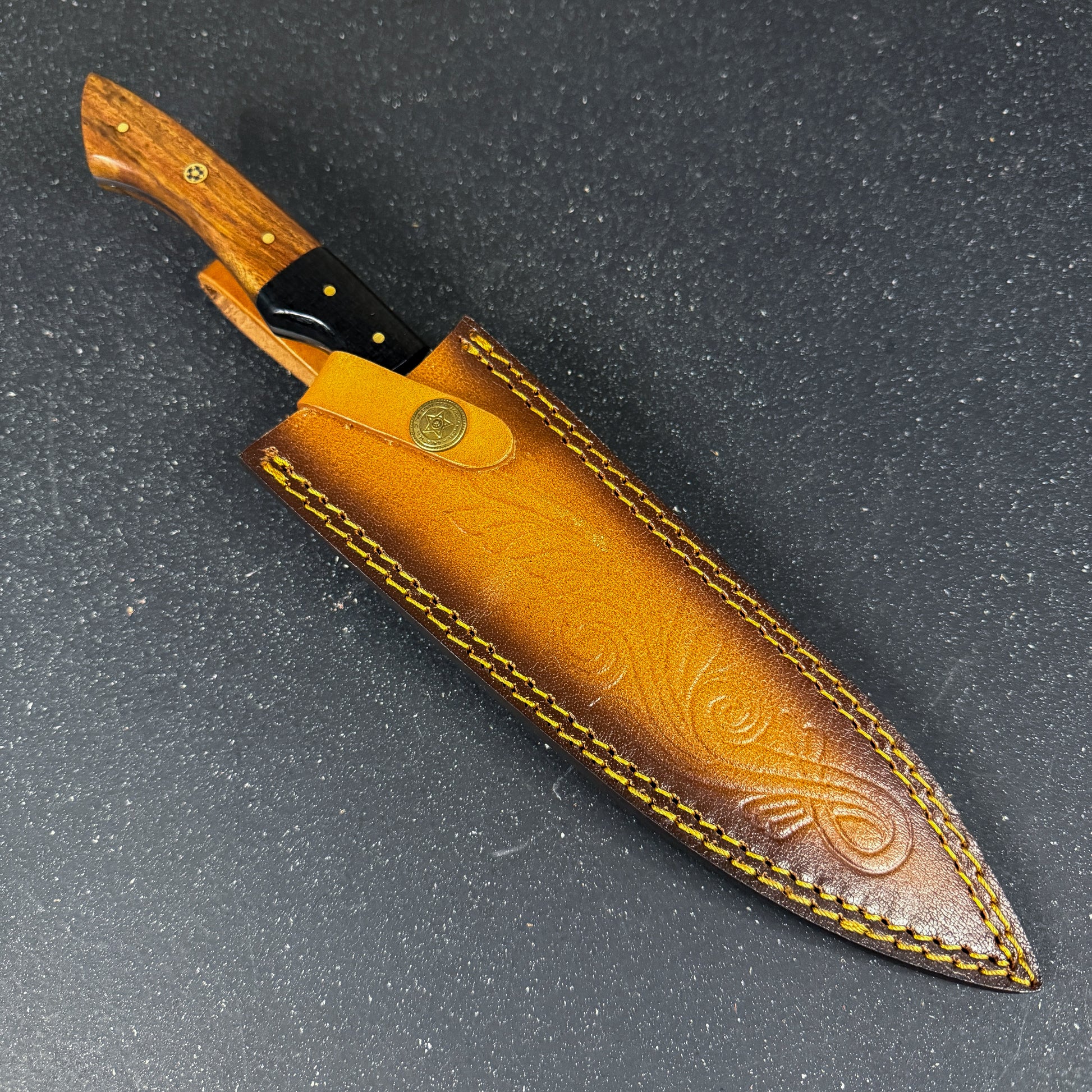 Cuchillo premium de acero damasco con empuñadura de Palo de Rosa y Micarta Negra.