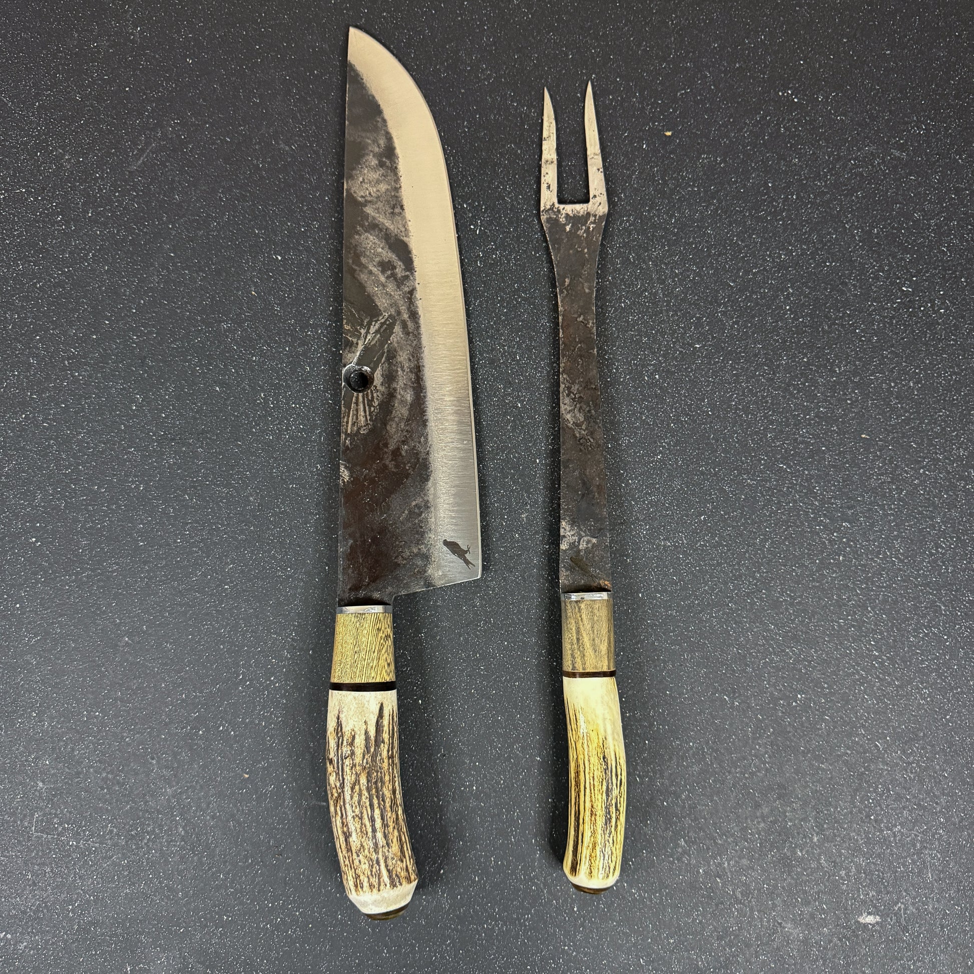 Cuchillo parrillero artesanal Ciprés Rauka de 40 cm con hoja de 27 cm en acero al carbono y mango de asta de ciervo.
