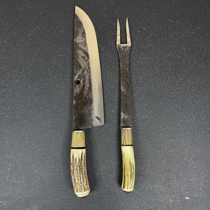 Cuchillo parrillero artesanal Ciprés Rauka de 40 cm con hoja de 27 cm en acero al carbono y mango de asta de ciervo.