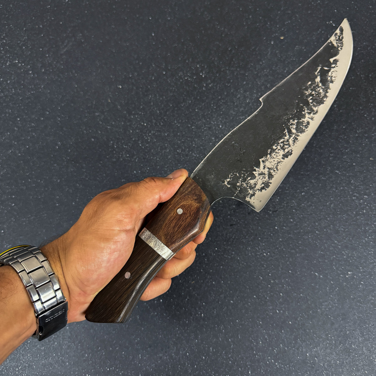 Detalle de cuchillo parrillero forjado 33 cm Concón Rauka