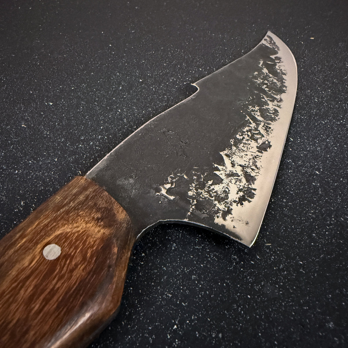 Detalle del filo de cuchillo parrillero forjado 33 cm Concón Rauka