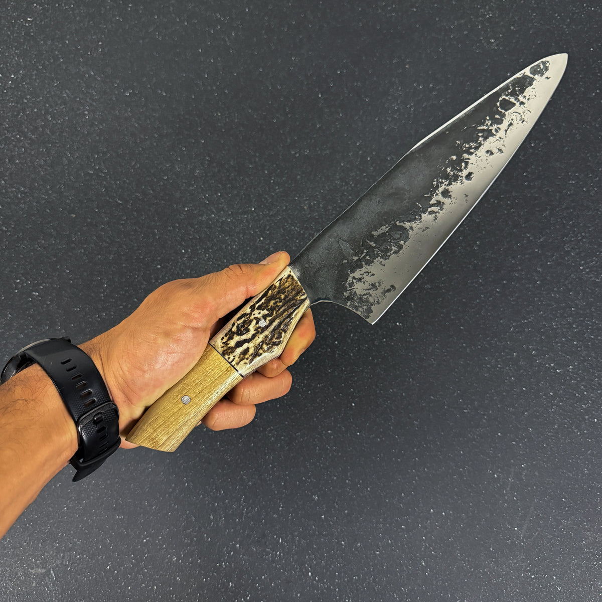 Detalle de cuchillo parrillero forjado 37 cm Tucúquere Rauka