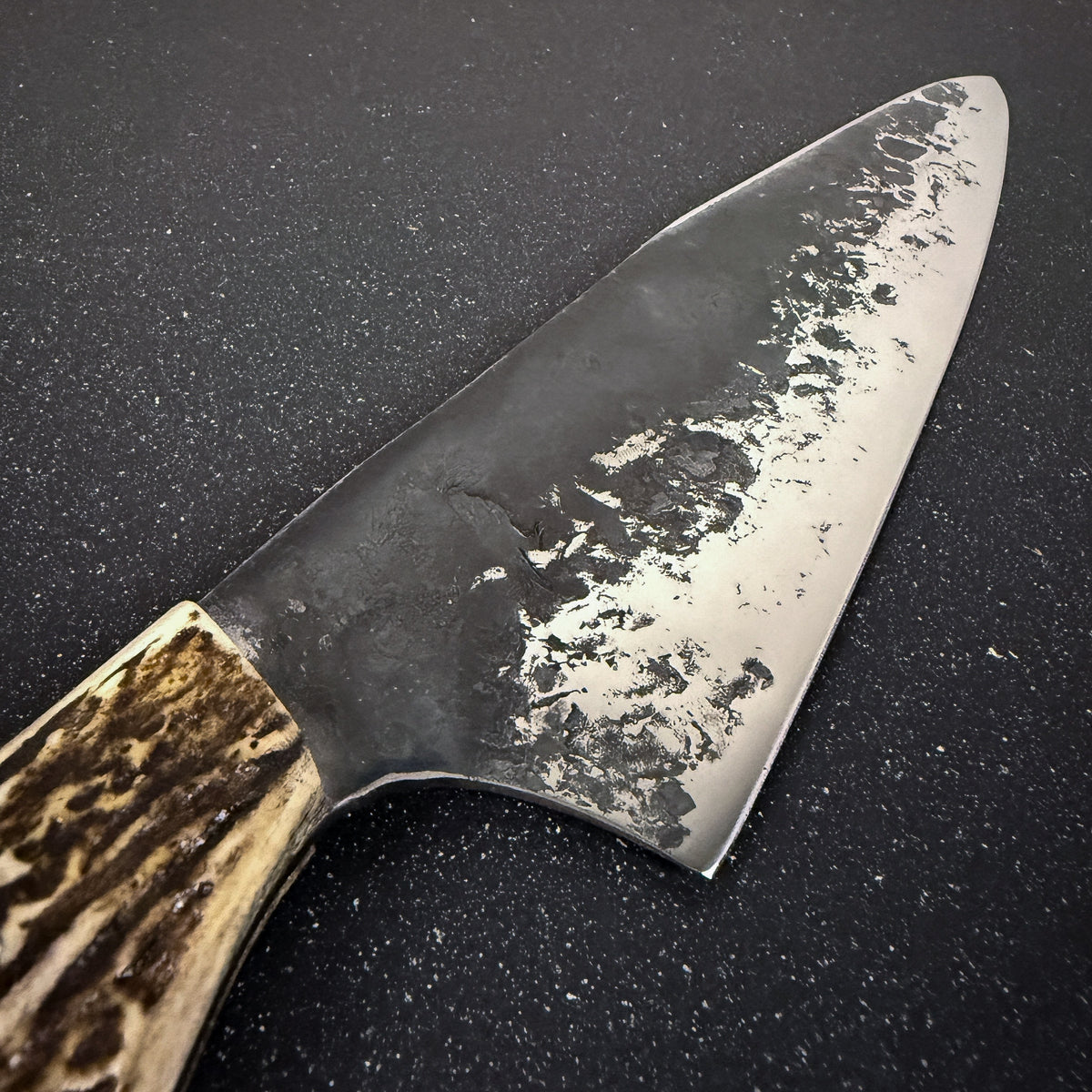 Detalle del filo de cuchillo parrillero forjado 37 cm Tucúquere Rauka