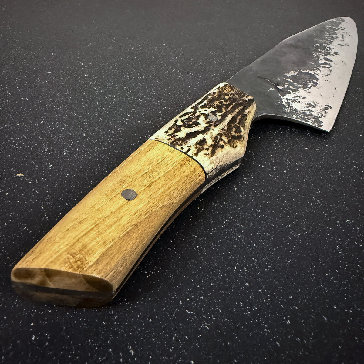 Vista superior de cuchillo parrillero forjado 37 cm Tucúquere Rauka